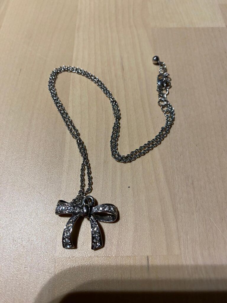 Kette mit Schleifenanhänger