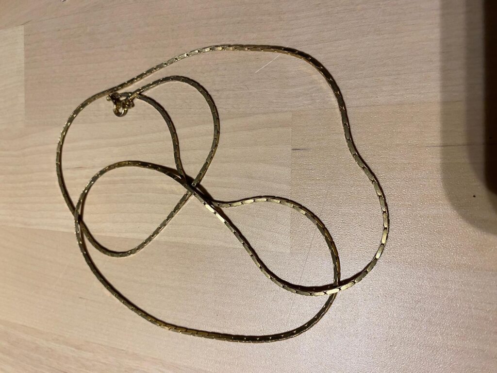 messingfarbene lange Halskette