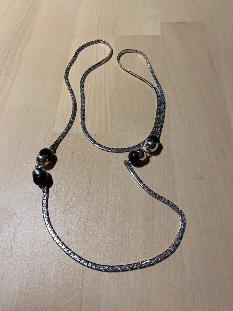 Kette mit silbernen Kugeln