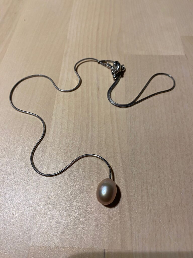 Kette mit großer Perle als Verschluss