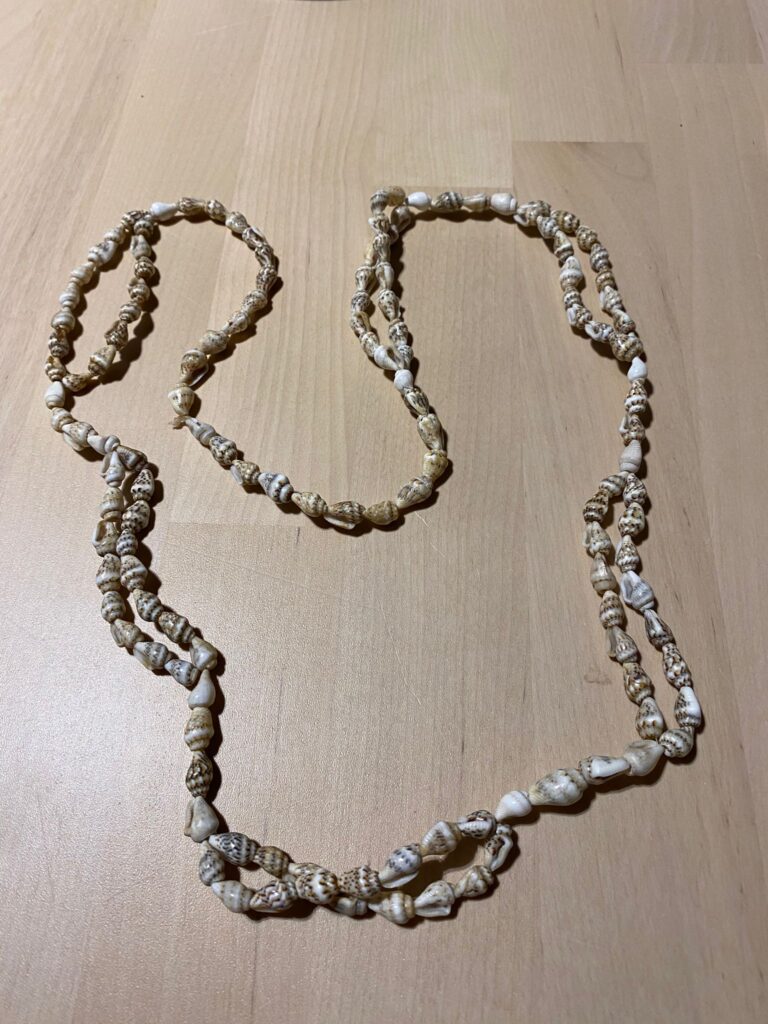 Kette aus kleinen Muscheln
