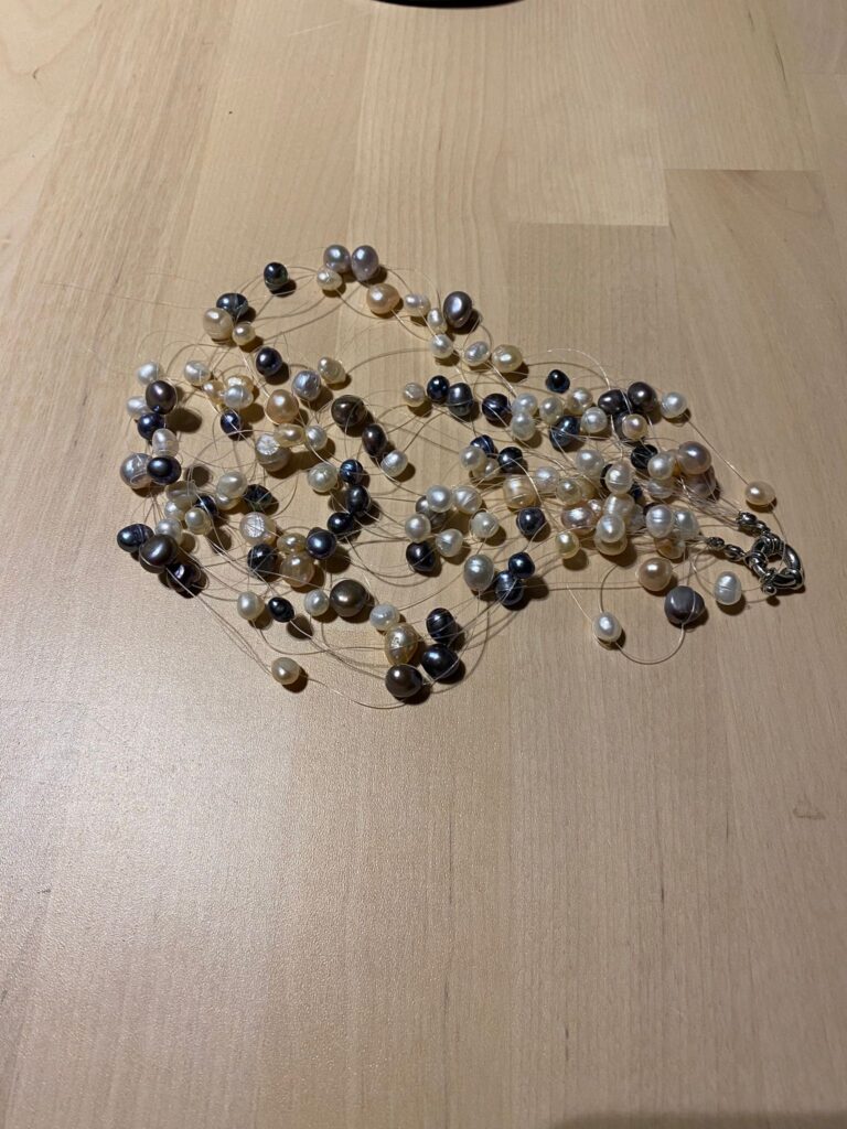 Kette mit Perlen