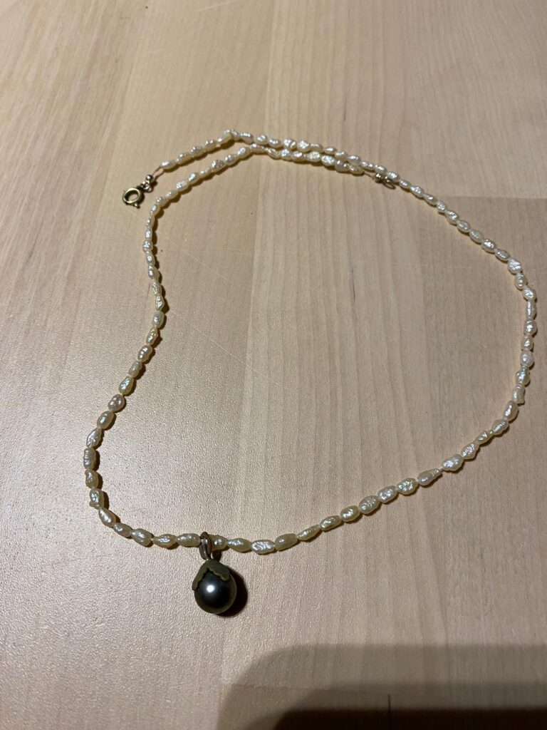 Perlenkette mit kugelförmigen Anhänger
