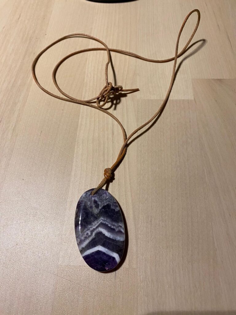 Lederhalsband mit Steinanhänger lila-blau