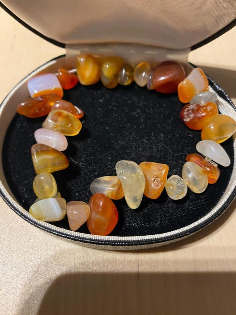 Armband aus Edelsteinen