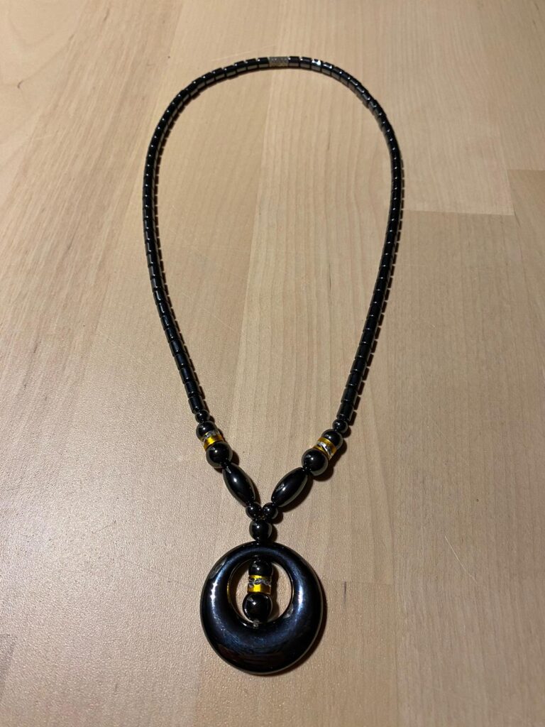 schwarze Halskette mit schwarzem Anhänger