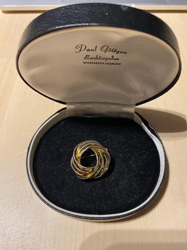 Goldener Anstecker - ringförmig