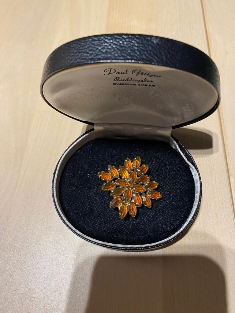 Brosche aus orange-braunen Steinen