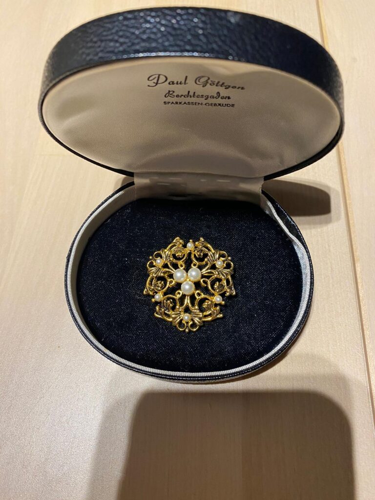 Goldene Brosche mit Perlen