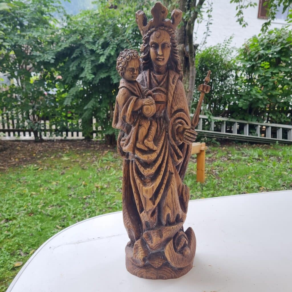 Handgeschnitze Madonna mit Jesuskind